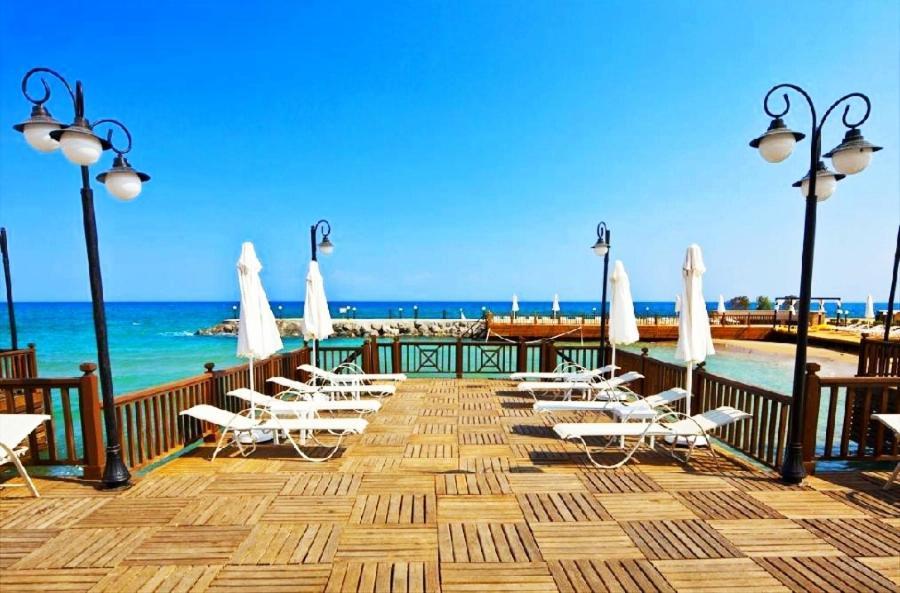 Ada Beachfront Boutique Hotel & Restaurant Кирения Екстериор снимка